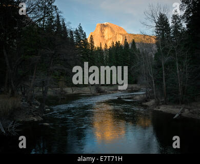 CA02313-00...CALIFORNIE - demi-dôme se reflétant dans la rivière Merced au coucher du soleil de pont sentinelle dans le Parc National Yosemite. Banque D'Images