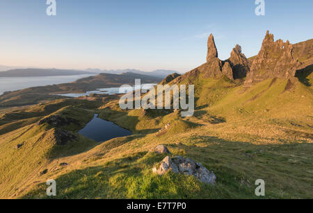 L'été du soleil du matin sur le vieil homme de Storr et l'aiguille, à l'île de Skye Banque D'Images