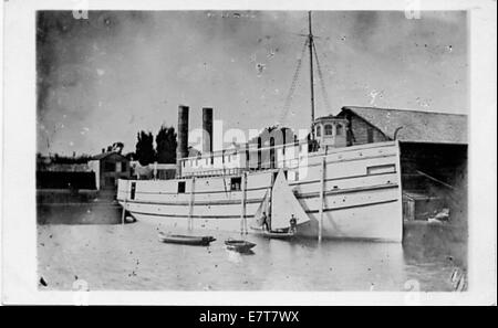 Photographie représentant deux petits bateaux sur un plan d'eau, mettant en évidence une scène sereine et tranquille avec les bateaux positionnés près du rivage. Banque D'Images