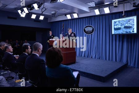 Washington DC, USA. Sep 23, 2014. Le Lieutenant-général américain William Mayville mémoires la presse au cours d'un exposé au Pentagone à Washington, DC, la capitale des États-Unis, 23 septembre 2014. Les frappes aériennes sur l'État islamique (EST) cibles dans la nuit du lundi de la Syrie étaient "que le début" d'une coalition des États-Unis et de ses alliés arabes dans la lutte anti-est, un porte-parole du Pentagone a déclaré mardi. Pendant ce temps, le Lieutenant-général américain William Mayville les frappes aériennes détaillées, disant que l'attaque initiale est entrée en trois vagues. Le premier a été lancé à partir de la mer par cr Banque D'Images