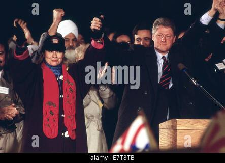 Albuquerque, Nouveau Mexique, USA. 3e Nov, 1992. Candidat démocrate Bill Clinton avec son épouse Hillary comme il attend pour parler à la foule au cours de la campagne présidentielle de 1992 à Albuquerque, N.M. Le 3 novembre à 1992. Clinton a ensuite battu George HW Bush pour la présidence. La femme de Clinton Hillary Clinton est à sa gauche.ZUMA PRESS/Scott A. Miller © Scott A. Miller/ZUMA/ZUMAPRESS.com/Alamy fil Live News Banque D'Images