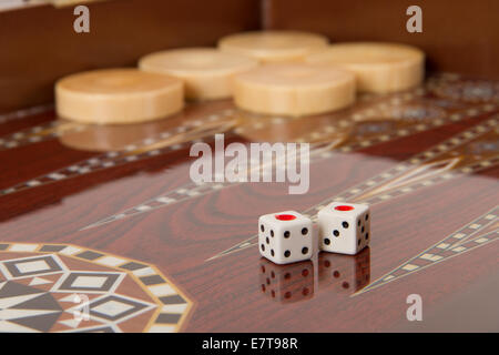 Table de Backgammon, jetons et les dés avec un double. Banque D'Images