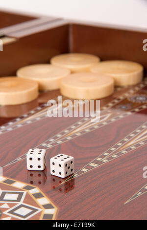 Table de Backgammon, jetons et dés avec double six. Banque D'Images