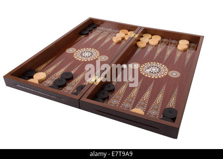 Jeu de backgammon avec table, jetons et les dés au début, isolé sur fond blanc. Banque D'Images