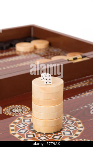 Table de Backgammon, jetons et dés avec double six, isolé sur blanc. Banque D'Images