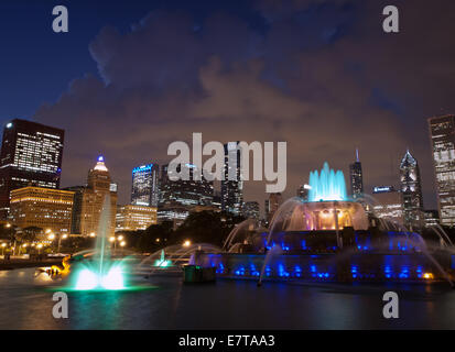 Une nuit, l'heure bleue vue sur Buckingham Fountain et l'horizon de Chicago. Grant Park, Chicago, Illinois. Banque D'Images