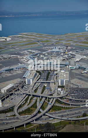 Bayshore échangeur autoroutier et Aéroport International de San Francisco, San Francisco, Californie, USA - vue aérienne Banque D'Images