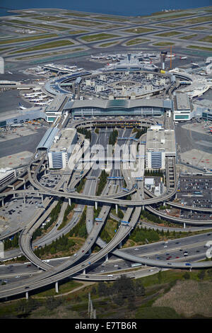 Bayshore échangeur autoroutier et Aéroport International de San Francisco, San Francisco, Californie, USA - vue aérienne Banque D'Images