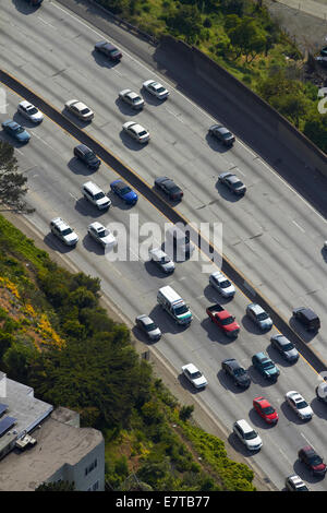 Un fort trafic sur autoroute Bayshore (aka James Lick, l'autoroute US 101), San Francisco, Californie, USA - vue aérienne Banque D'Images