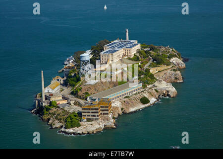 L'île d'Alcatraz, ancienne haute sécurité maximale de la prison fédérale, la baie de San Francisco, San Francisco, Californie, USA - vue aérienne Banque D'Images