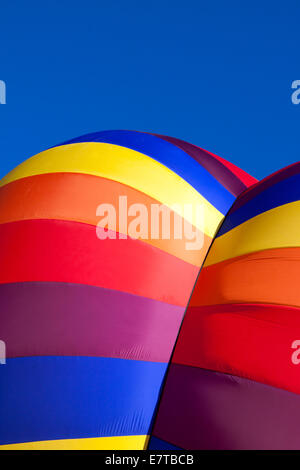 Libre d'un ballon à air chaud à rayures vives canopy contre un ciel bleu foncé Banque D'Images