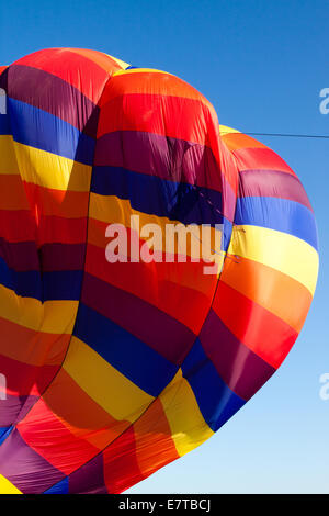 Une rafale de vent frappe un ballon à air chaud partiellement gonflé et commence à s'effondrer l'auvent Banque D'Images