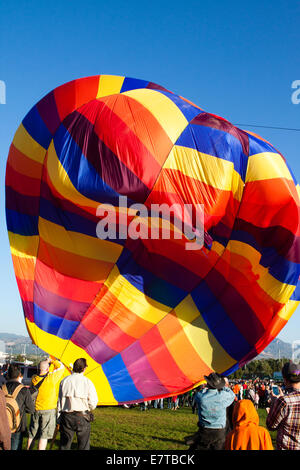 Des rafales de vent s'effondrer partiellement gonflé un ballon à air chaud Banque D'Images