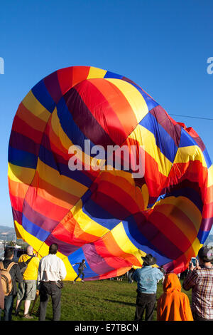 Des rafales de vent s'effondrer partiellement gonflé un ballon à air chaud Banque D'Images