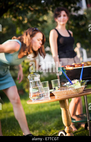 Deux jolies filles faire des aliments sur le gril Banque D'Images