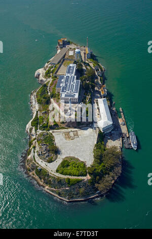 L'île d'Alcatraz, ancienne haute sécurité maximale de la prison fédérale, la baie de San Francisco, San Francisco, Californie, USA - vue aérienne Banque D'Images