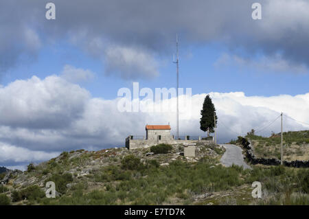 Petite chapelle au sommet d'une colline dans le nord du Portugal (Cabeceiras de Basto) Banque D'Images