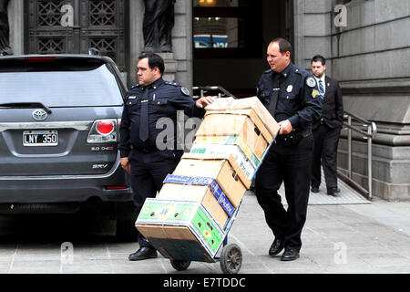 Buenos Aires, Argentine. Sep 23, 2014. Le personnel de sécurité document de transport boîtes dans le sénat de l'Argentine, à Buenos Aires, capitale de l'Argentine, le 23 septembre 2014. L'ancien président argentin Carlos Menem a ratifié le mardi avant San Nicolas, juge fédéral Carlos Villafuerte Ruzo que son fils a été victime d'une attaque, en marge de l'enquête sur la mort de son fils. Carlos Menem Jr. est mort en mars 1995, lorsque l'hélicoptère où il était en voyage est tombé, selon les médias locaux. © Sturla Fernando/TELAM/Xinhua/Alamy Live News Banque D'Images