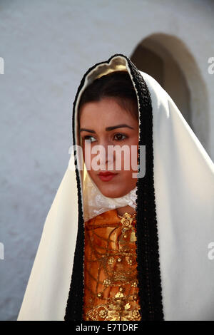 Jeune femme en costume traditionnel de prendre part à une parade, Ibiza, Espagne Banque D'Images