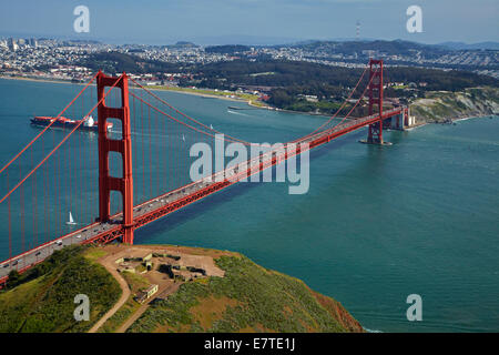 Le Golden Gate Bridge, et batterie Spencer le Marin Headlands, Baie de San Francisco, San Francisco, Californie, USA - vue aérienne Banque D'Images