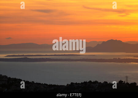 Coucher de soleil sur l'Estérel, avec le Cap d'Antibes et les Iles de Lerins dans le centre, vu du Mont Gros, Roquebrune Cap Banque D'Images