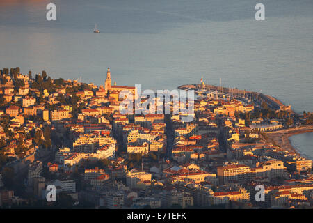 Centre historique de la ville et port de Menton dans la lumière du soir, vu du Mont Gros, Roquebrune Cap Martin, Alpes-Maritimes Banque D'Images