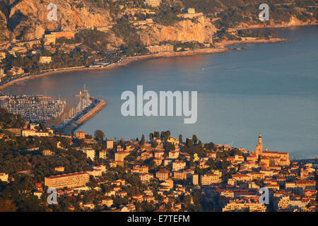 Avec le port de Menton Garavan et de la frontière avec l'Italie dans la lumière du soir, vu du Mont Gros, Roquebrune Cap Martin Banque D'Images