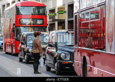 Angleterre : des autobus à deux étages et les taxis à Londres, Oxford Street. Photo de 10. Janvier 2014. Banque D'Images