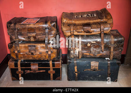 Une collection de vieux meubles assurance / cuir valises / assurance trunk trunks. Banque D'Images
