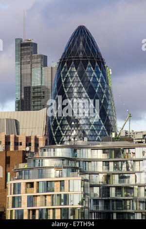 Angleterre : 30 St Mary Axe (le Gherkin) à la ville de Londres. Photo de 10. Janvier 2014. Banque D'Images