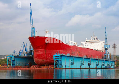 Big Red tanker sous la réparation d'un quai flottant en bleu, Varna Banque D'Images