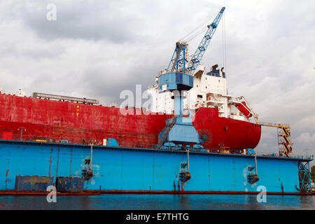 Big Red tanker en réparation d'un quai flottant bleu, Varna, Bulgarie Banque D'Images