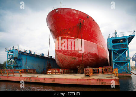 Big Red tanker sous la réparation d'un quai flottant en bleu Banque D'Images