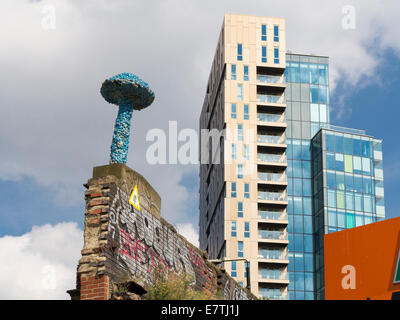 Christiaan Nagel mushroom art sur un mur en ruine en face de la tour d'avant-garde, Shoreditch, London Banque D'Images