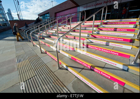 Manchester, UK. 24 Septembre, 2014. Les participants commencent à arriver pour la quatrième journée de la conférence annuelle du Parti travailliste à Manchester Central Convention Complex Crédit : Russell Hart/Alamy Live News. Banque D'Images