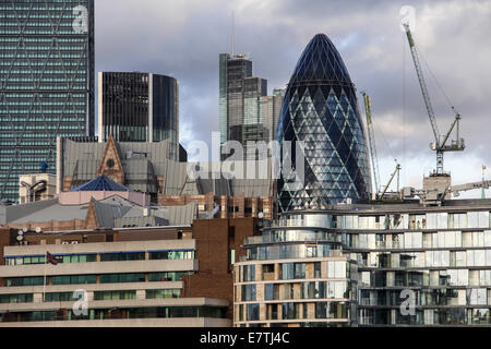 Angleterre : City de Londres avec 30 St Mary Axe (le cornichon). Photo de 10. Janvier 2014. Banque D'Images