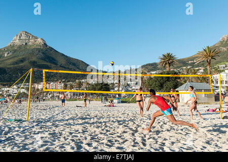 Beach volley sur la plage de Camps Bay, Cape Town, Afrique du Sud Banque D'Images