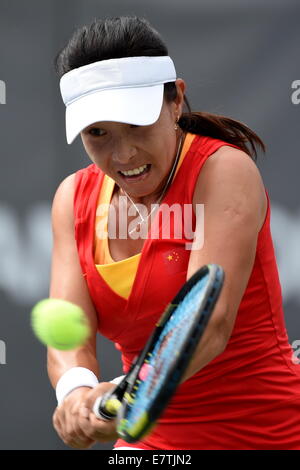 Incheon, Corée du Sud. Sep 24, 2014. Zheng Jie de la Chine renvoie la balle au cours de la compétition des célibataires de l'Équipe féminine Médaille d'or de tennis contre le Taipei chinois à la 17e Jeux asiatiques à Incheon, Corée du Sud, le 24 septembre 2014. Zheng Jie a remporté avec 2-1. Credit : Gao Jianjun/Xinhua/Alamy Live News Banque D'Images