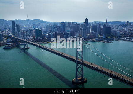 San Francisco Oakland Bay Bridge (le pont de la baie), traversant la baie de San Francisco au centre-ville de San Francisco, Californie, USA - vue aérienne Banque D'Images