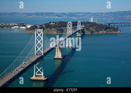 San Francisco Oakland Bay Bridge, traversant la baie de San Francisco à l'île de Yerba Buena, San Francisco, Californie, USA - vue aérienne Banque D'Images