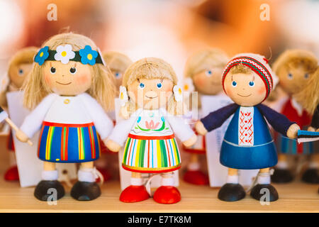 Des poupées en bois estonien colorés au marché. Dolls sont les plus populaires de Souvenirs de Tallinn et symbole de la culture du pays. Banque D'Images