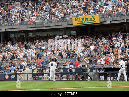 Masahiro Tanaka (Yankee), le 21 septembre 2014 - MLB : Masahiro Tanaka des New York Yankees ses conseils pac pour fans pendant qu'il marche retour à l'étang-réservoir après avoir été tiré en sixième manche au cours de la Major League Baseball match contre les Blue Jays de Toronto au Yankee Stadium dans le Bronx, New York, United States. (Photo de bla) Banque D'Images
