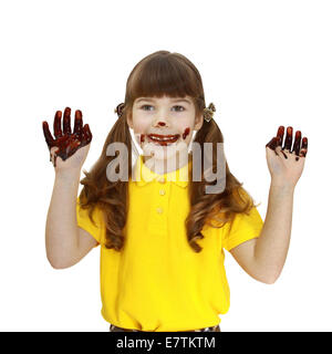 Fille avec le visage et les mains dans le chocolat colorés isolé sur fond blanc Banque D'Images