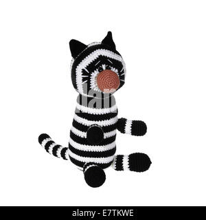 Jouets en tricot noir et blanc tabby cat isolé sur fond blanc Banque D'Images