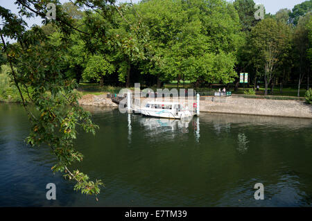 Bus Aqua sur la rivière Taff, Bute Park, Cardiff, Pays de Galles, Royaume-Uni. Banque D'Images