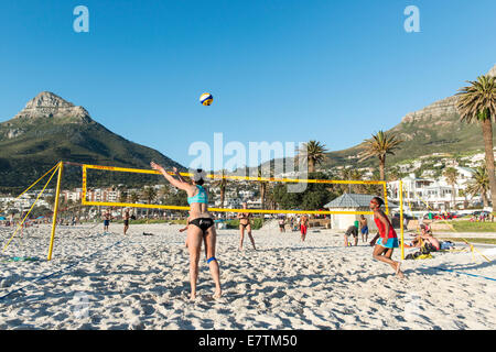 Beach volley sur la plage de Camps Bay, Cape Town, Afrique du Sud Banque D'Images