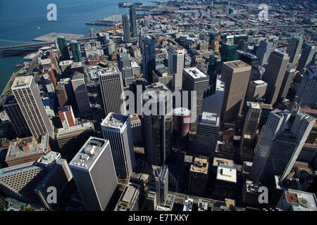 À la recherche vers le bas sur des gratte-ciel autour de Market Street et California Street, au centre-ville de San Francisco, Californie, USA - vue aérienne Banque D'Images