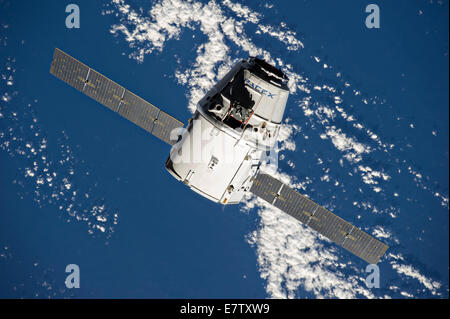 Le SpaceX Dragon du fret commercial de plaisance s'approche de la Station spatiale internationale pour le grappin et de mouiller le 23 septembre 2014 dans l'orbite de la Terre. Dragon va passer les 4 prochaines semaines fixé à la poste que l'harmonie de l'équipage Expédition 41 décharge 4 885 livres de matériel, fournitures de l'équipage, des expériences, et de l'ordinateur et de sortie dans l'équipement. Banque D'Images