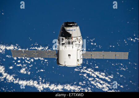 Le SpaceX Dragon du fret commercial de plaisance s'approche de la Station spatiale internationale pour le grappin et de mouiller le 23 septembre 2014 dans l'orbite de la Terre. Dragon va passer les 4 prochaines semaines fixé à la poste que l'harmonie de l'équipage Expédition 41 décharge 4 885 livres de matériel, fournitures de l'équipage, des expériences, et de l'ordinateur et de sortie dans l'équipement. Banque D'Images