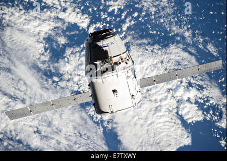 Le SpaceX Dragon du fret commercial de plaisance s'approche de la Station spatiale internationale pour le grappin et de mouiller le 23 septembre 2014 dans l'orbite de la Terre. Dragon va passer les 4 prochaines semaines fixé à la poste que l'harmonie de l'équipage Expédition 41 décharge 4 885 livres de matériel, fournitures de l'équipage, des expériences, et de l'ordinateur et de sortie dans l'équipement. Banque D'Images